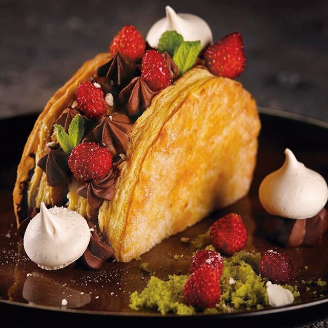 Emparedados dulces de mousse de chocolate, fresas y nata Emparedados dulces de mousse de chocolate, fresas y nata